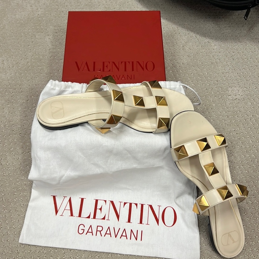 Worn twice! Comes with dust bag and box